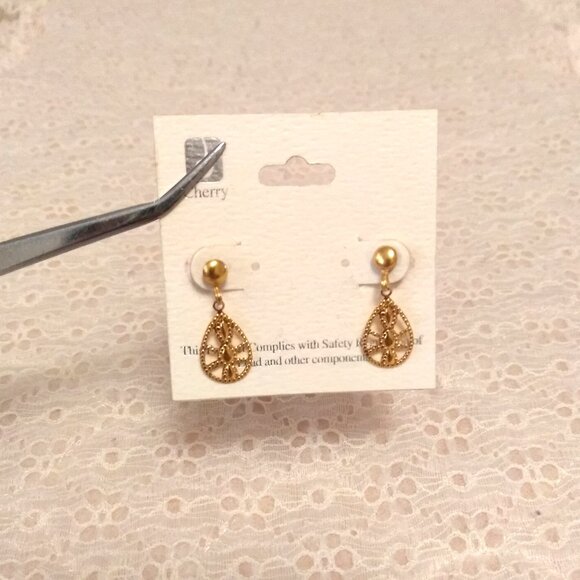Vintage NEW Yellow Gold Tone Dangle Drop Earrings Timeless VTG Jewelry - Picture 1 of 9